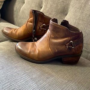 Teva brown leather boots. Great condition. Womens 7.5.